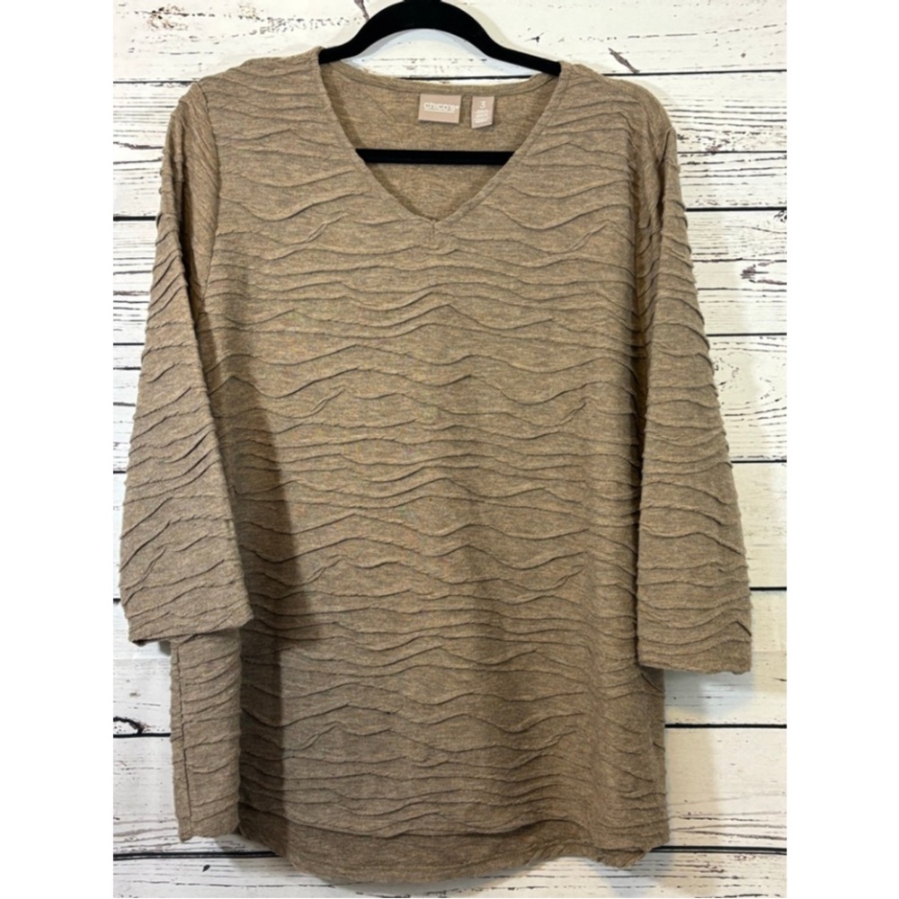 Chico's Textured V-Neck Top Tan 3/4 length Sleeves Rounded hem Size 3